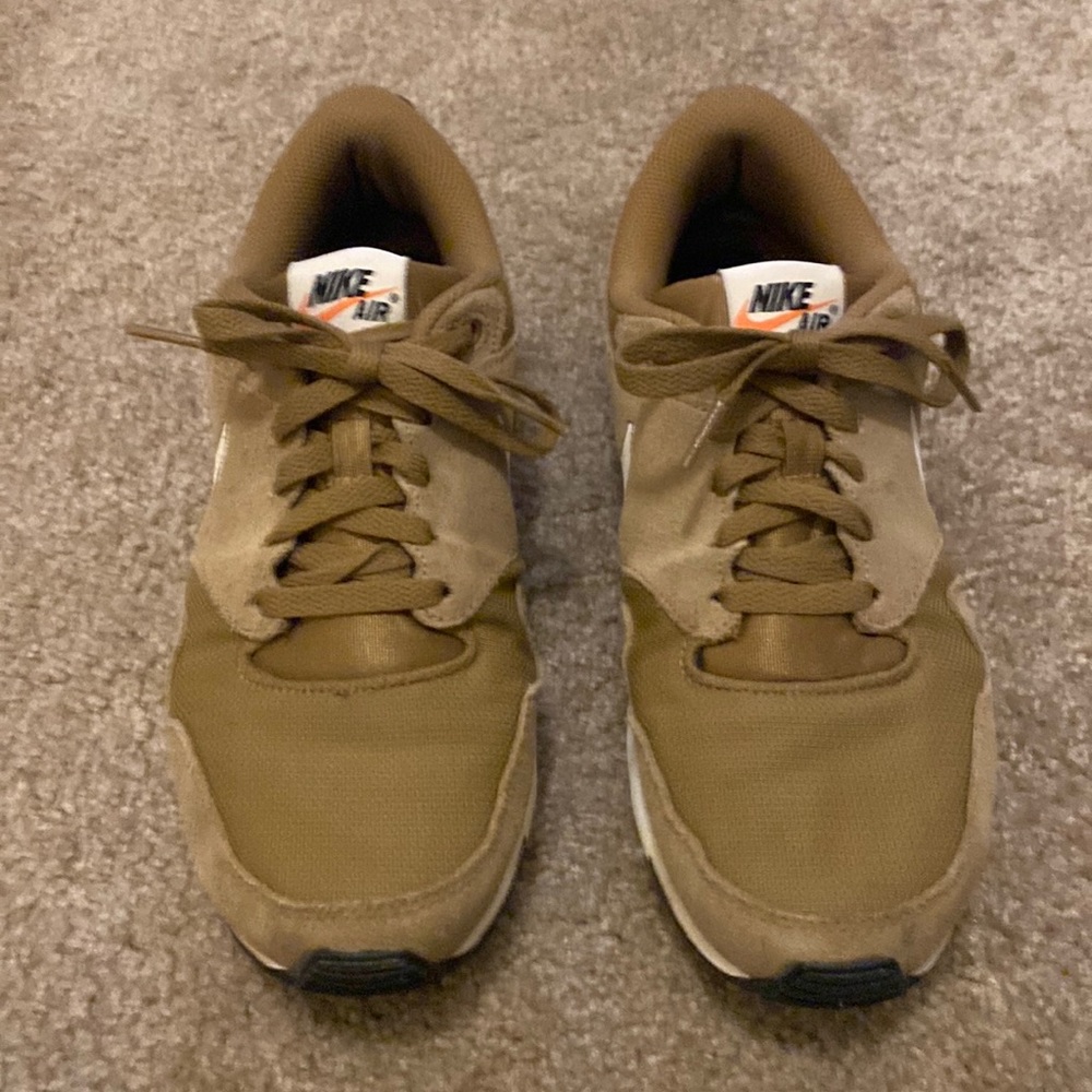 Mens NIKE AIR running shoes.  Super comfortable and light weight